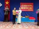 Anh CMHS tặng hoa - 