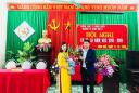 Đại biểu tặng hoa chúc mừng 2.jpg - 